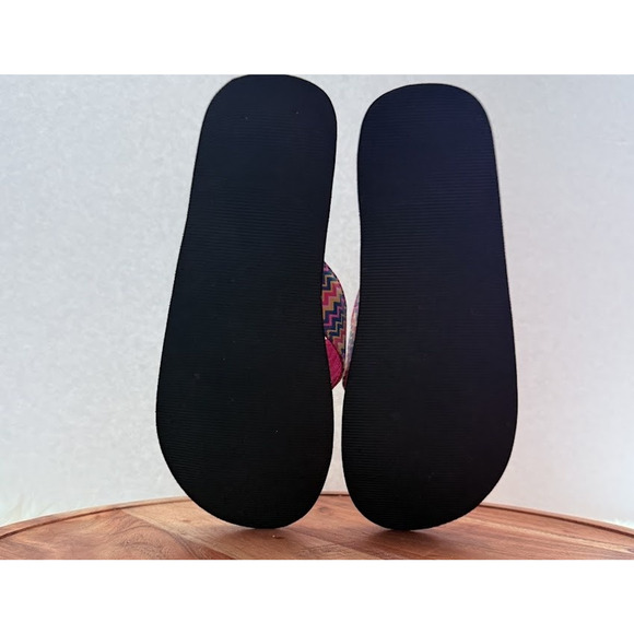 BY YB Womens Size 9 Black Pink Zigzag Sandals Flip Flops Colorful Pattern - Picture 9 of 12